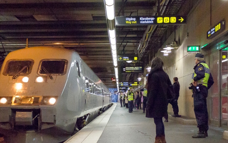 Polisen och migrationsverket möter tåg med flyktingar vid Stockholms centralstation