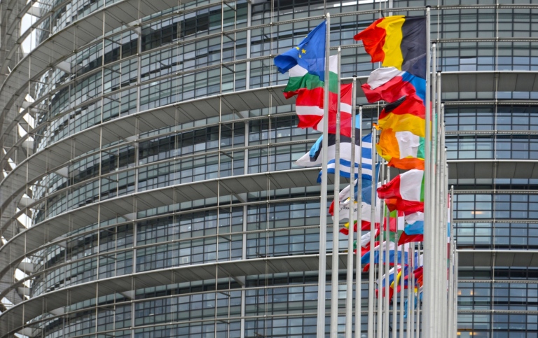Flaggor framför Eu-parlamentet i Strasbourg. Foto: Mostphotos
